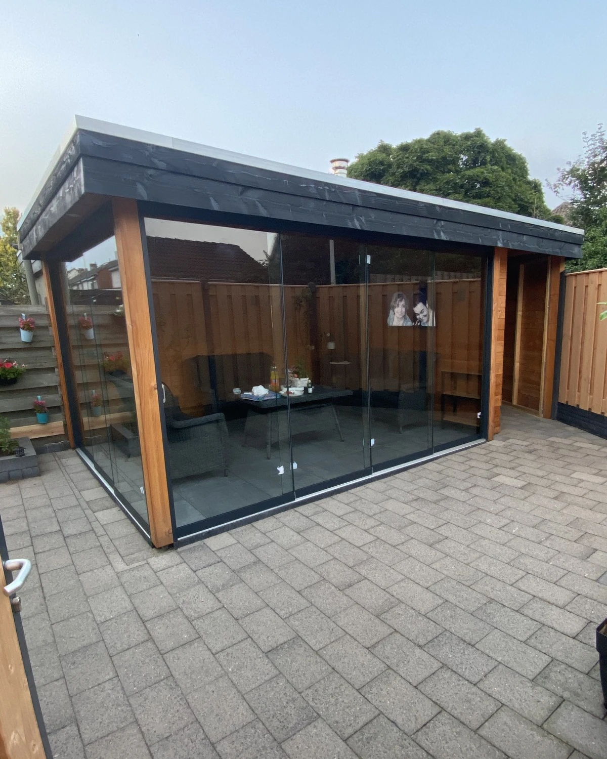 Bestaande houten overkapping verbeterd met glazen schuifwanden