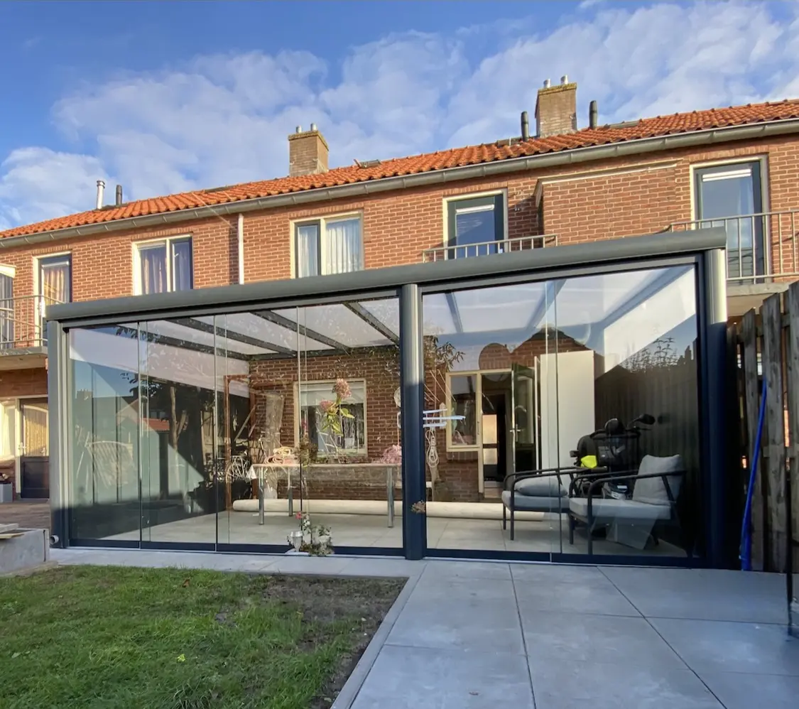 Complete aluminium veranda met heldere glazen schuifwanden