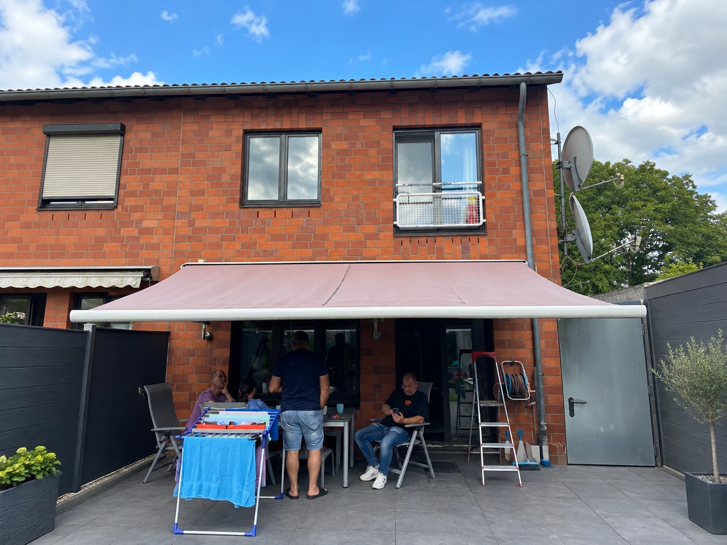 Het terras in Neuss vóór plaatsing van de veranda, met een uitgeschoven zonnescherm