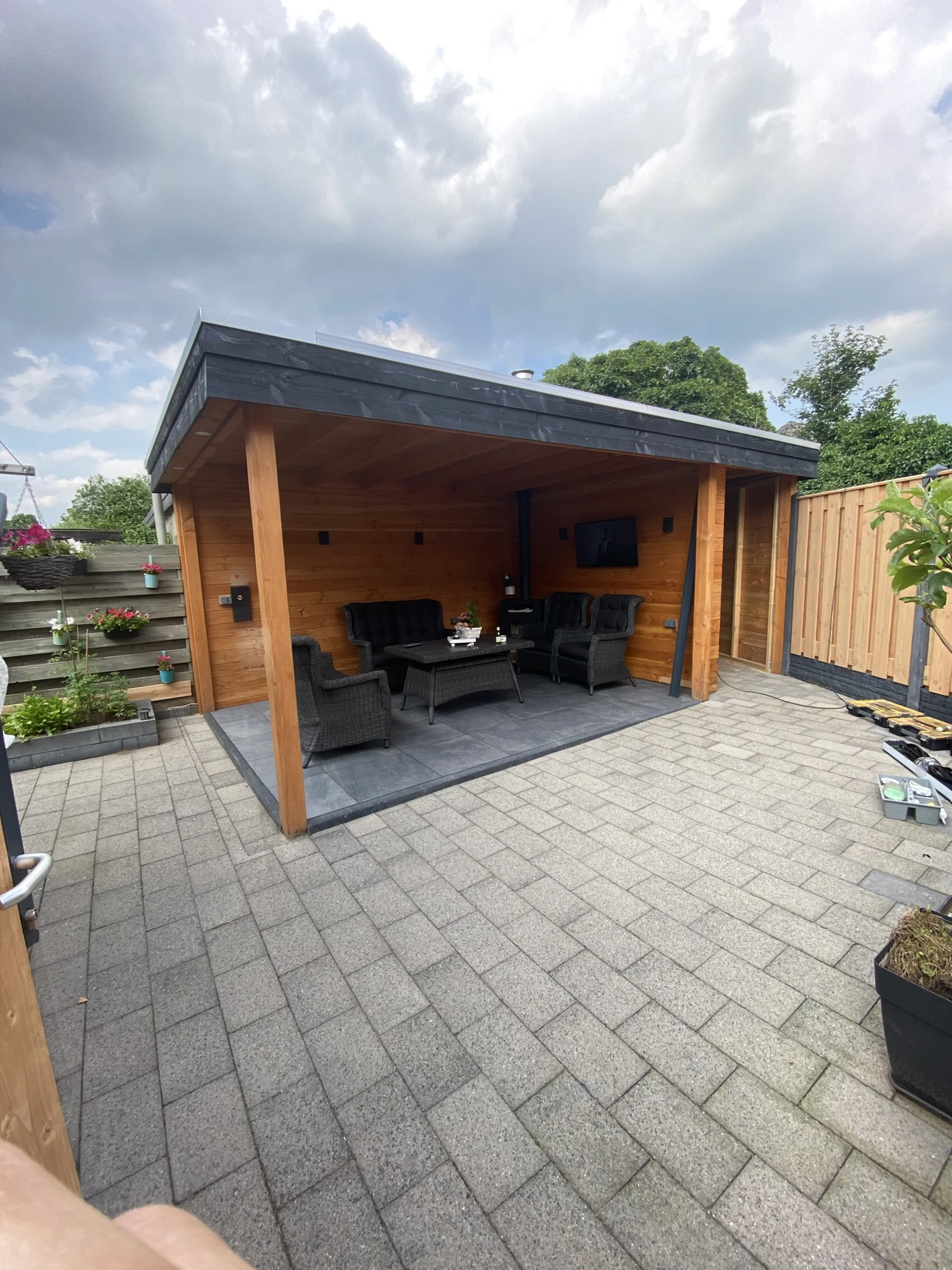 Voor: bestaande houten overkapping met open voor- en zijkant