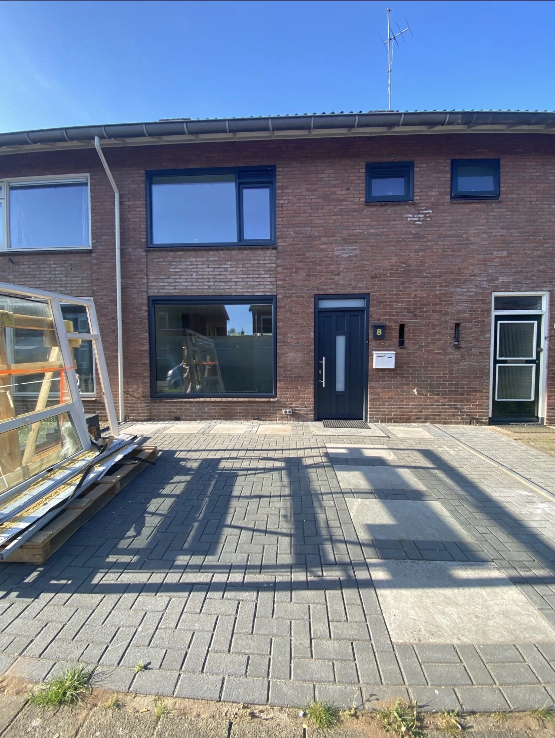 De woning in Ulft met nieuwe donkere kozijnen en triple glas
