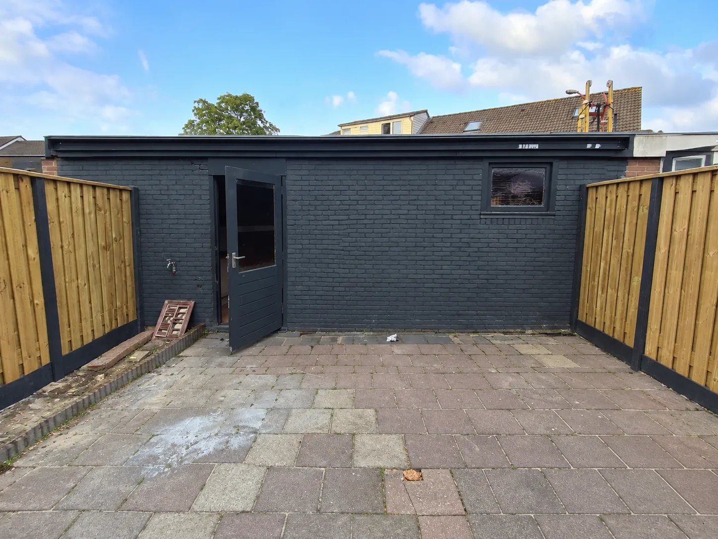 Voorfoto van het terras vóór plaatsing van de veranda