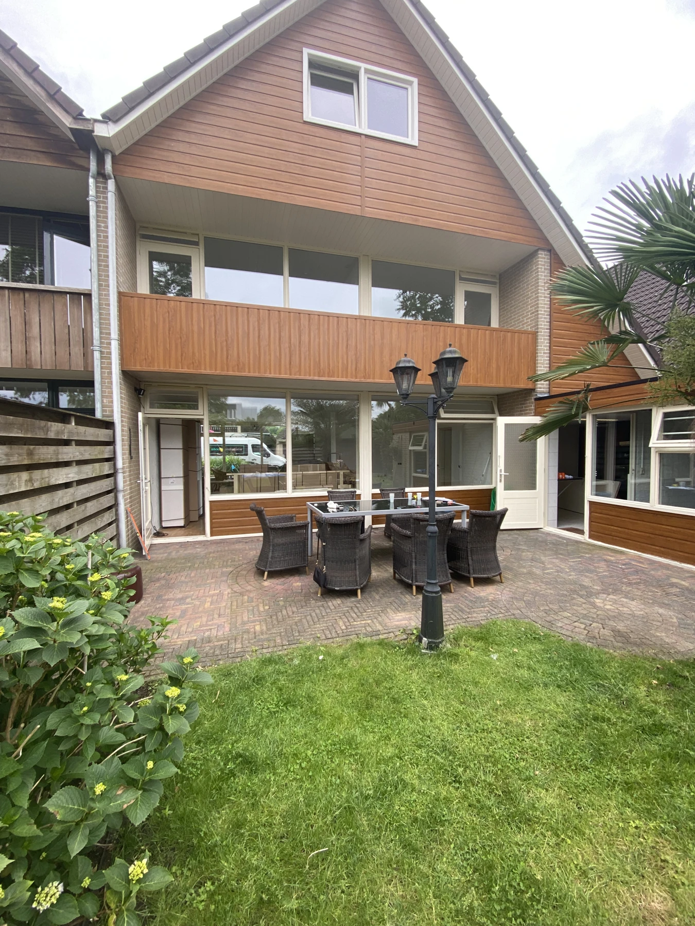 Het open terras vóór plaatsing van de veranda