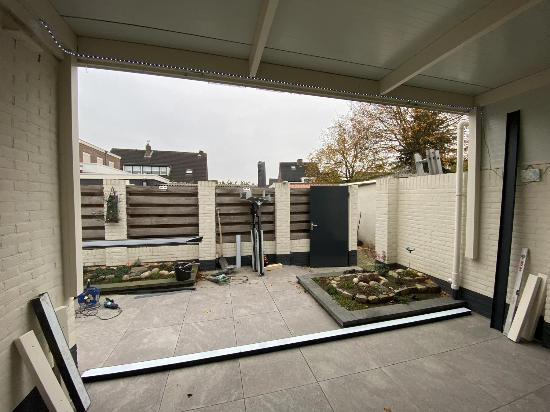 De open doorgang naar de tuin vóór plaatsing van glazen schuifwanden in Zevenaar